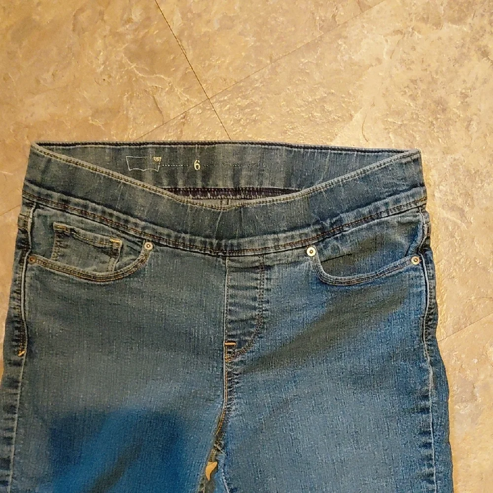 Levi's Women's Skinny Pull Up Jeggins in Blue - Picture 3 of 6